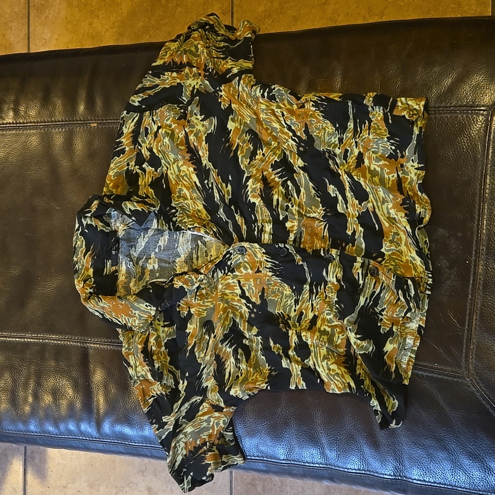 Super unique tropical camo cotton up crop top